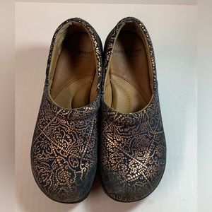 Nurse Mates Pillow-top clogs size 5M